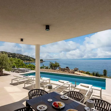 Villa Shoreline Serenity