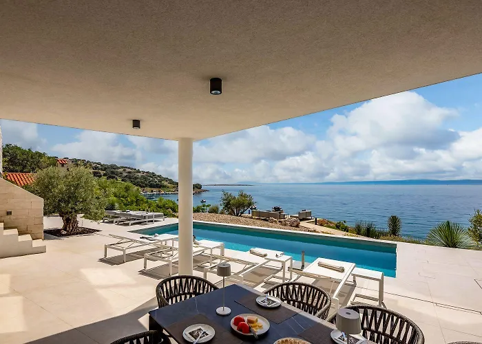 Villa Shoreline Serenity