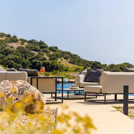 Shoreline Serenity Villa *